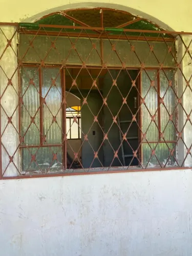 Vendo Porta e Janelas de Ferro com Grade e Vidros Coloridos
