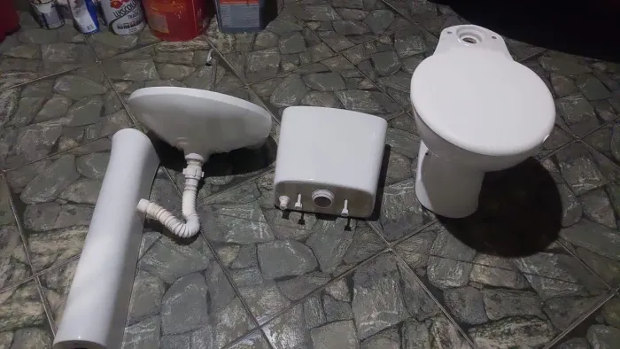 Vaso com caixa de descarga e pia com coluna em excelente estado!!