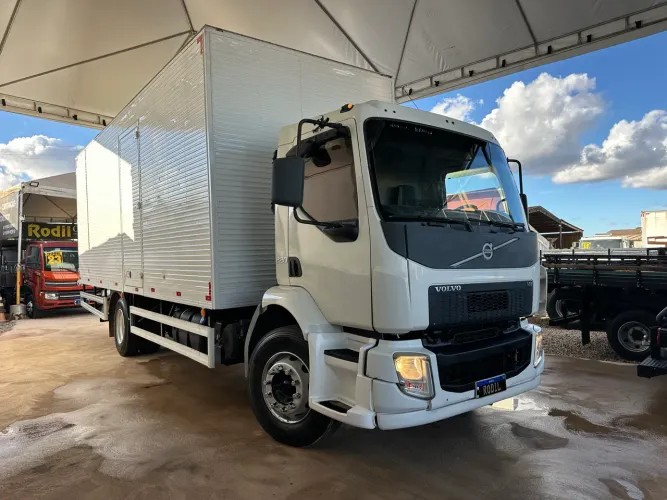 Volvo VM 220 ano:2014 no baú ou chassis super conservado