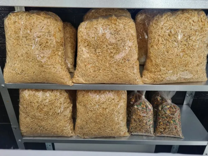 Serragem, ração, acessórios 