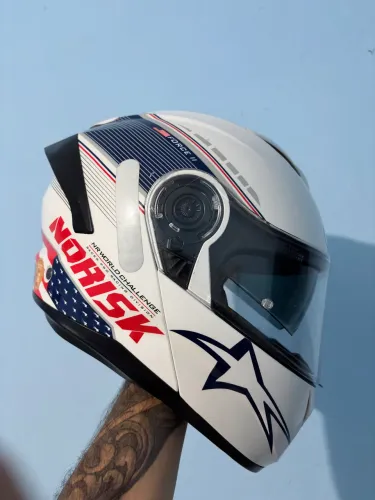 Capacete Norisk Escamoteavel EUA com óculos