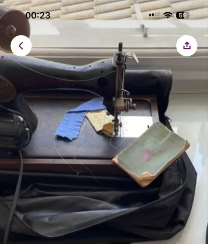 Maquina de costura antiga funciona perfeitamente recem lubrificada