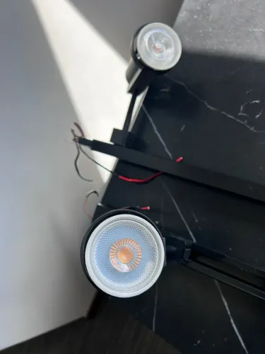 2 Trilhos de iluminação modernos, ideais para deixar o ambiente mais elegante e funcional.
