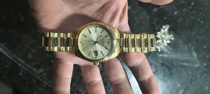 Relógio technos dourado semi novo, funcionando perfeitamente.