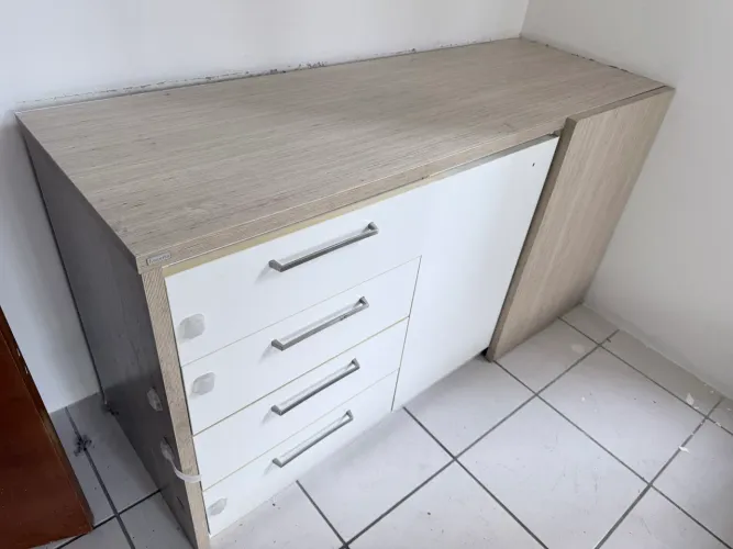 Aparador de escritorio com gavetas planejado