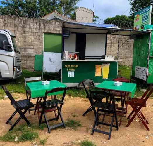 Vendo Trailer Bem Conservado - acompanha duas mesas e cadeiras de madeira