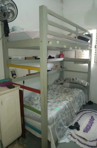 Cama de solteiro suspensa