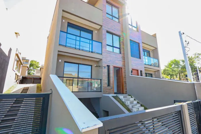 Sobrado triplex para alugar no Tingui, Curitiba  PR | 3 quartos e 4 vagas de garagem REF: 
