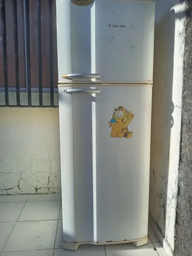 Vendo geladeira  gelando parte de cima