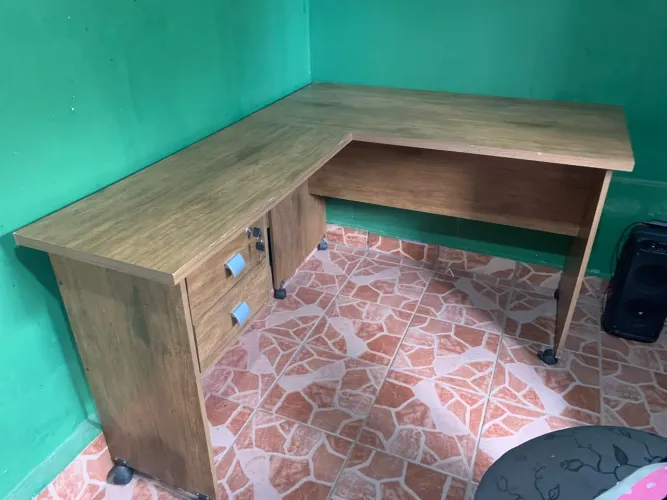 Mesa de Escritório em L com Rodinhas (Muito Conservada)