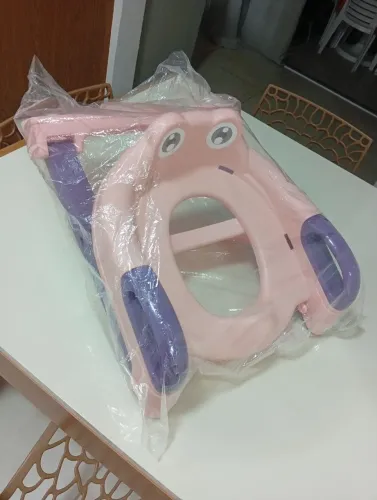 Assento redutor infantil com escadinha para vaso sanitário..