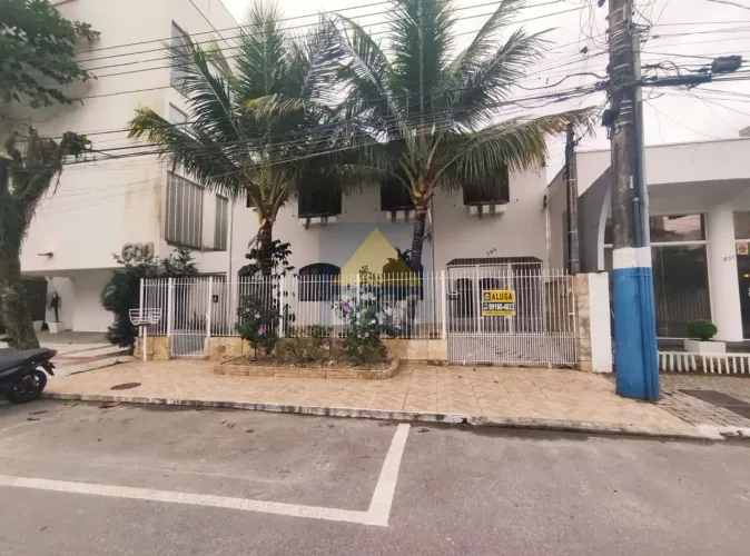 Casa com 02 Suítes para Locação Anual no Centro de Balneário Camboriú Rua 902