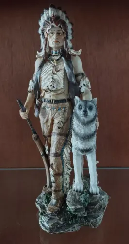 Estátua de Índio guerreiro Apache com lobo
