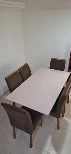 mesa tampo de vidro laqueado na cor off-white 6 cadeiras divido no cartão