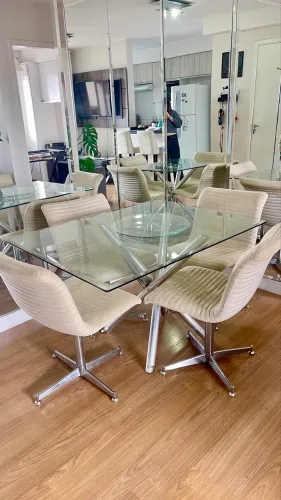 Mesa de jantar com 4 cadeiras e centro giratório
