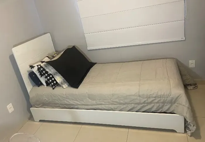 Cama de solteiro com cama auxiliar. Acompanha 1 colchão.