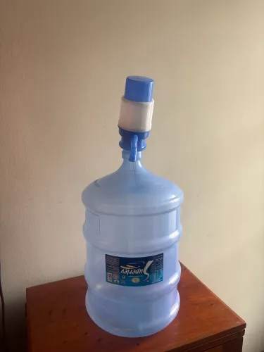 Galão de água e bomba 