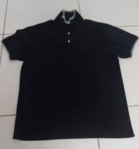 Uma camiseta polo preta com detalhes branco usada
