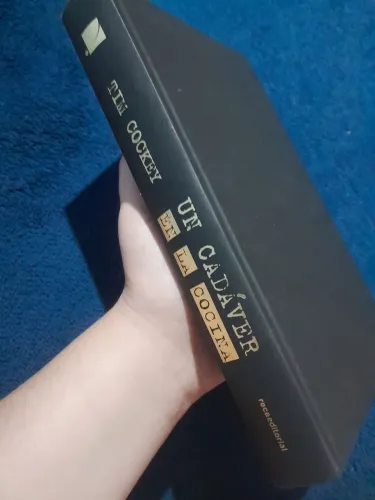 Desapego de livros Um Cadáver na Cozinha (capa dura, novo)