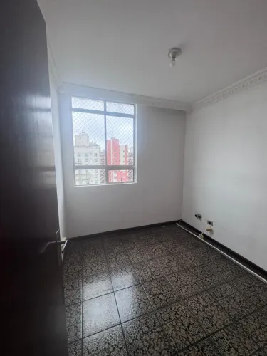 Alugo apartamento no Cristo Rei 2,800,00
