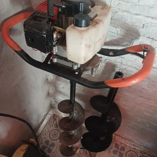 Vendo um perfurador de solo a gasolina 52 cilindrada todo revisado vai com a nota da