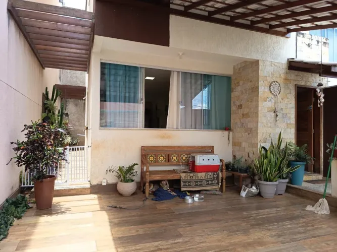 Vendo está casa , no bairro esperança em Ipatinga.