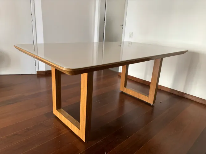 Mesa de Jantar Tsara & Co | Tampo de Vidro Off White | 6 a 8 Lugares