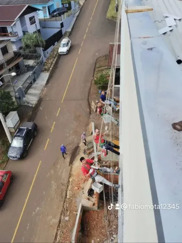 Trabalho com pintura de residência e prédio a mais de vinte anos de esperança