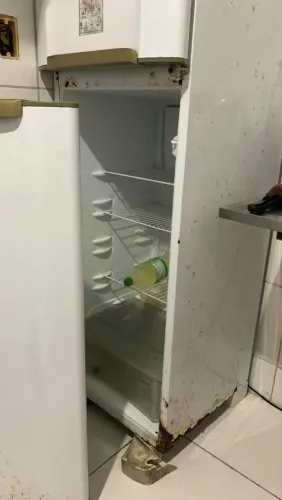Geladeira usada toda boa,gelando tudo. Apenas com porta soltar e ferrugem