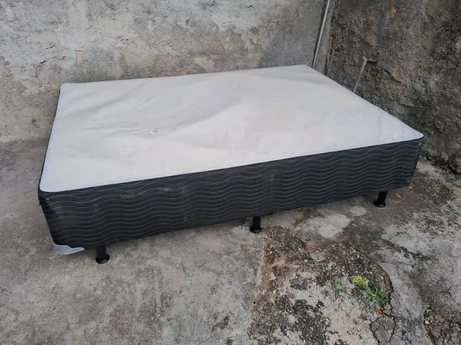 Vendo base de cama box casal por 100 reais entrego 