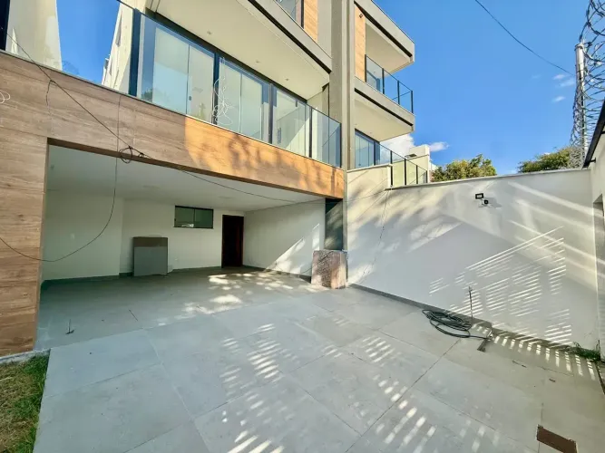 Casa Triplex com 3 quartos sendo 1 suíte 2 semi-suítes 3 banheiros 4 vagas