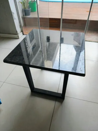 Mesa de centro de pedra com pés de metal, lindoooo