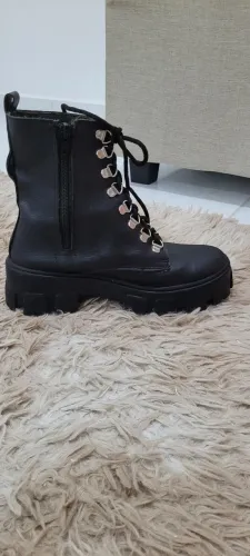Vendo bota feminina contorno preta