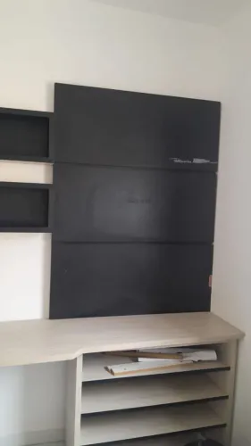 Vendo Mesa com painel + 2 Nichos de Mdf.Nao faço entrega .