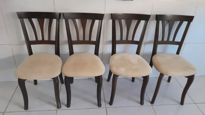4 Cadeiras mesa de jantar.