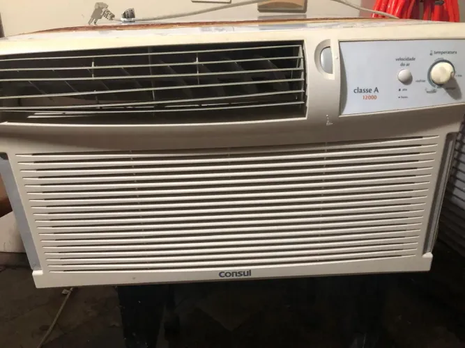 Vendo ar condicionado de caixa , 12.000 Btus 220v em perfita condições , gelando até alma 