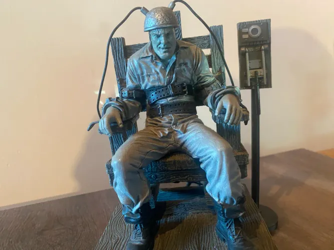 Marv da NECA, baseado no filme Sin City.