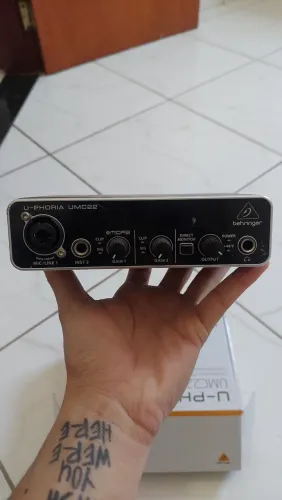 Interface de Áudio BEHRINGER UMC22