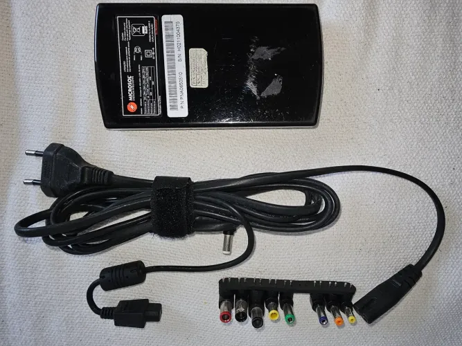 Fonte Universal para Notebook, Microsol, 110/220v. - 6 voltagens e 9 plugs.