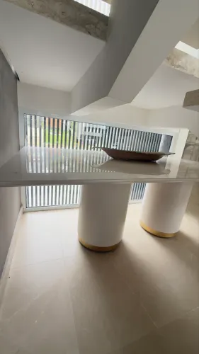 VENDO MESA COM TAMPO DE VIDRO TEMPERADO NOVA 