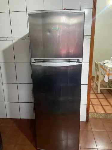 Vendo geladeira 263 litros 