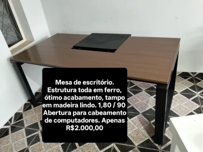 Mesa para escritório. 