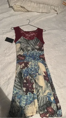 Vestido Midi Estampado Floral com Renda Vinho