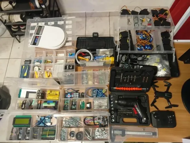 Lote de Eletrônica e Robótica - 31 Servos, Arduino, ESP32 e Ferramentas