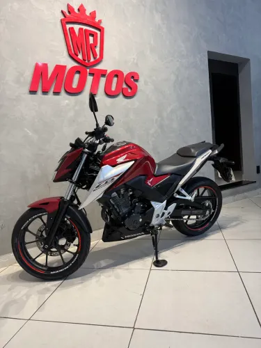 CB 300F 2026 com apenas 900 kms Única Dona Garantida 3 anos da Honda!!!