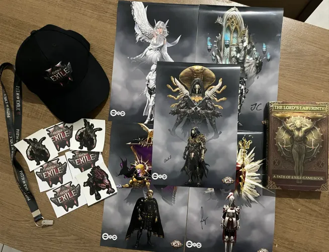 Kit Path of Exile: Prints Supporter Pack 2019 + The Lord's Labyrinth Book + Boné + Lanyard