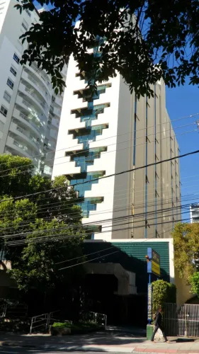 Sala com recepção, 2 consultórios com armário embutido e ares-condicionados, 1 copa e 1 bw