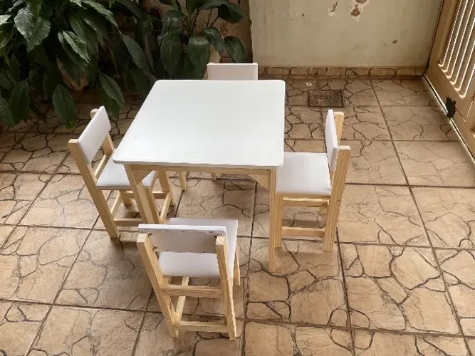 Mesa infantil branca, com 4 cadeiras