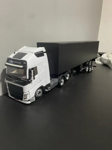 Miniatura caminhão volvo Fh +carreta baú