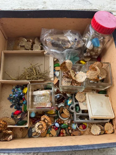 Lote antigo de aviamentos, pedraria, lantejoulas e material para bijuterias e roupas.